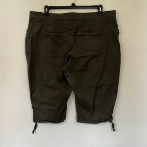 CLOSET CLEAR-OUT Lee Comfort Stretch Waistband Capris, olive color